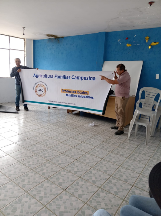 VISITA DEL TECNICO DE MAG A LAS PERSONAS QUE SE HAN MANTENIDO EN LA FERIA LIBRE DOMINICAL.
